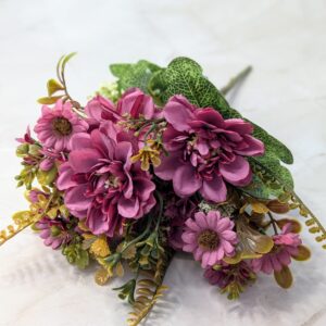 Dália csokor színes bogyós kiegészítővel - Pink