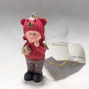 Piros ruhás kisgyermek-fiú