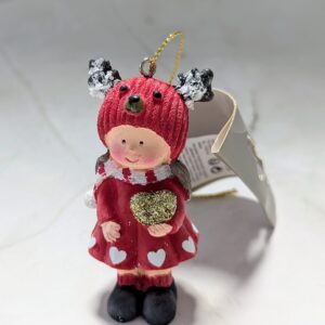 Piros ruhás kisgyermek- lány