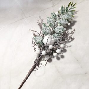 Fehér bogyós téli ág tobozzal