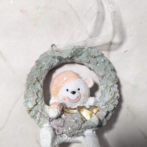 Akasztós fehér maci koszorúban figura