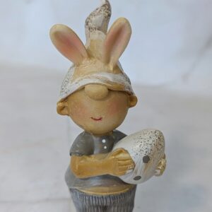 Gyerek nyuszifüllel tojással